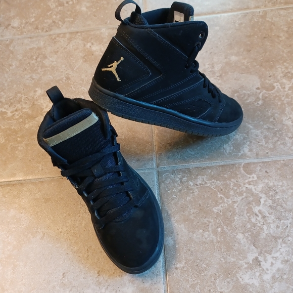 Jordan Flight Legend Black Gold Sz.4Y - Picture 1 of 8